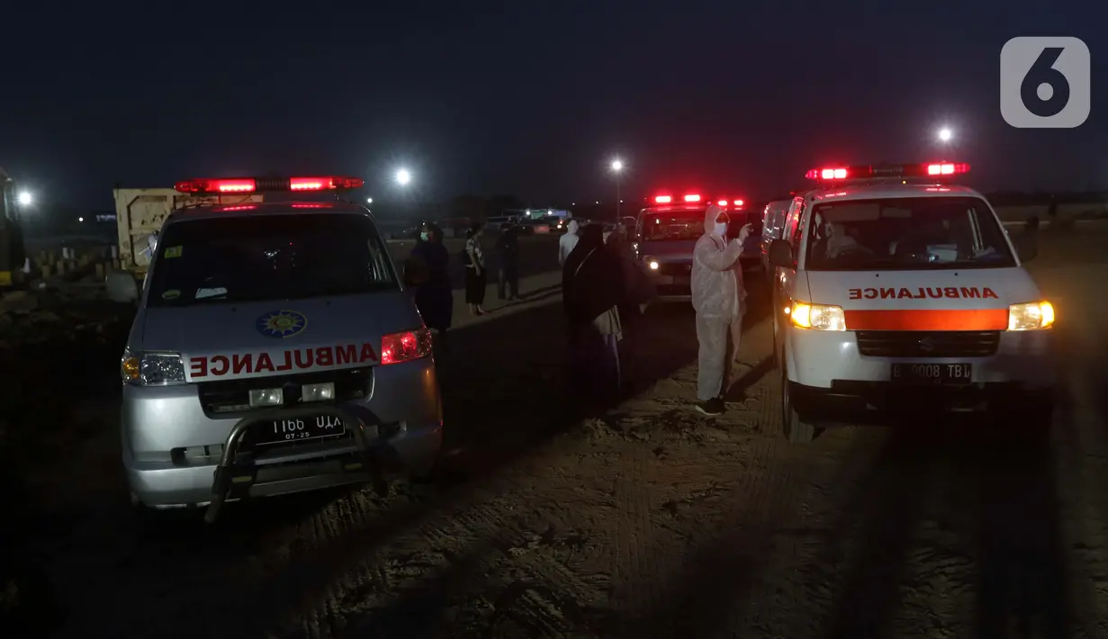 Antrean ambulance berisi jenazah yang akan dimakamkan dengan protokol COVID-19 di TPU Rorotan, Jakarta, Senin (5/7/2021). Berdasar data petugas, hingga Senin (5/7) pukul 18.00 WIB sudah 90 jenazah dimakamkan dengan protokol COVID-19 di TPU Rorotan. (Liputan6.com/Helmi Fithriansyah)