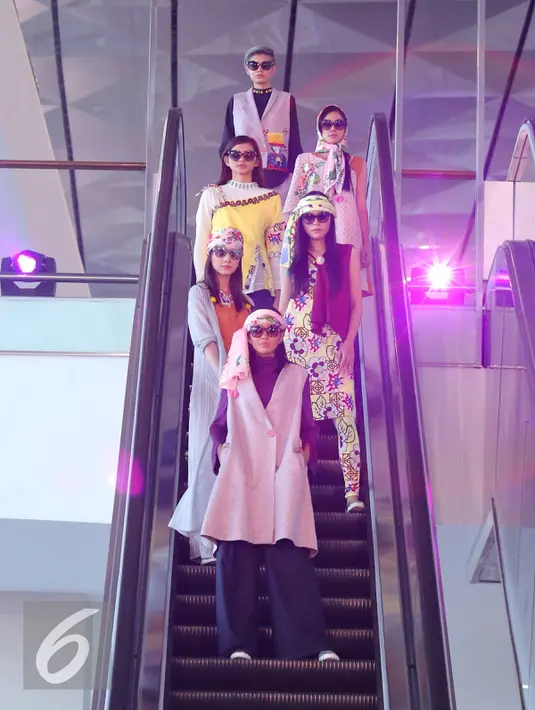Model berada di eskalator saat fashion show di Terminal 3 Ultimate Bandara Soekarno Hatta, Tangerang, Banten, Rabu (20/7). Fashion show tersebut di adakan sebagai ajang promosi T3 Ultimate. (Liputan6.com/Angga Yuniar)