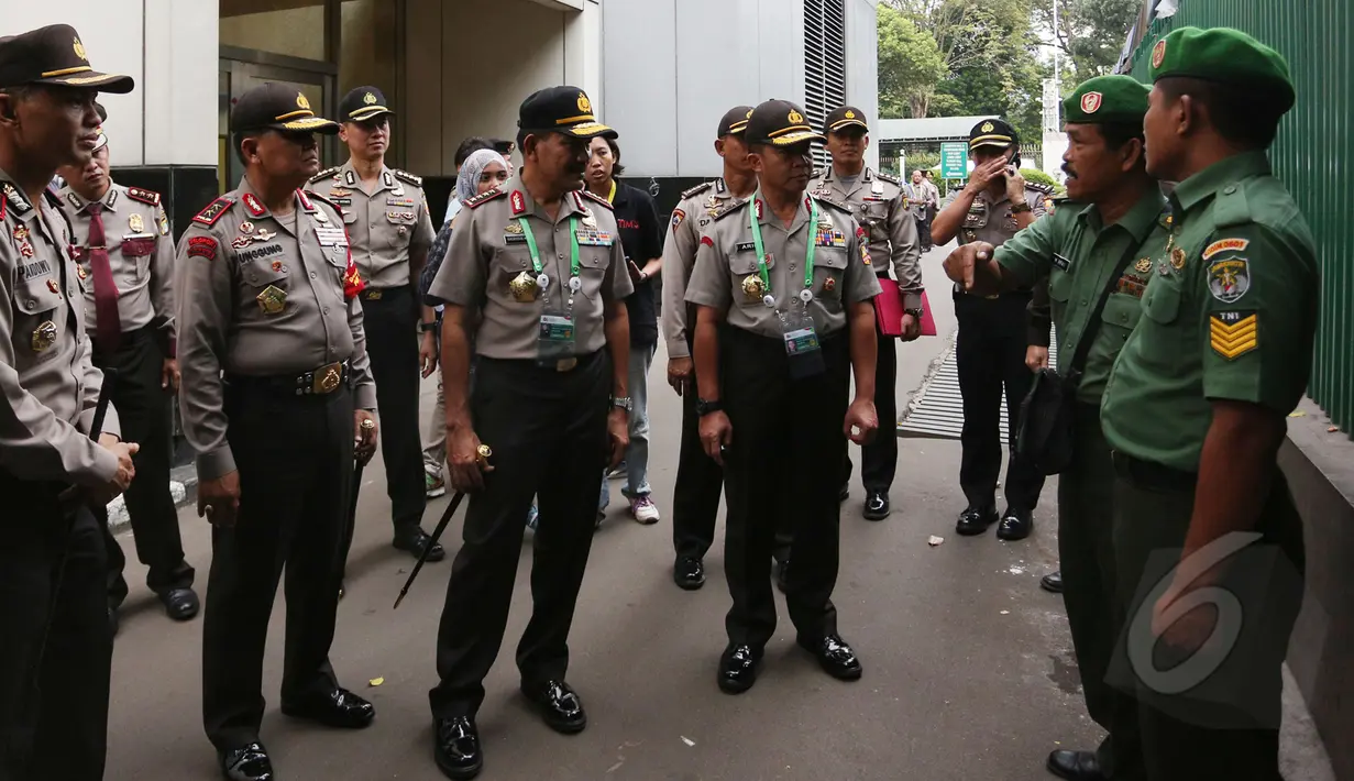 Kapolri Jenderal Pol Badrodin Haiti berbincang dengan personel TNI saat meninjau lokasi KAA di JCC Senayan, Senin (20/4/2015). Peninjauan meliputi pemeriksaan area, kesiagaan pasukan, dan pengamanan area konferensi. (Liputan6.com/Herman Zakharia) 