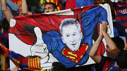 Spanduk Lionel Messi sebagai Superman. (Reuters/Michael Dalder)