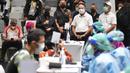 Wakil Presiden Ma'aruf Amin bersama Menteri Pemuda dan Olahraga Zainudin Amali memantau jalannya proses vaksinasi bagi atlet di Istora Senayan. (Foto: Dok. Kemenpora)