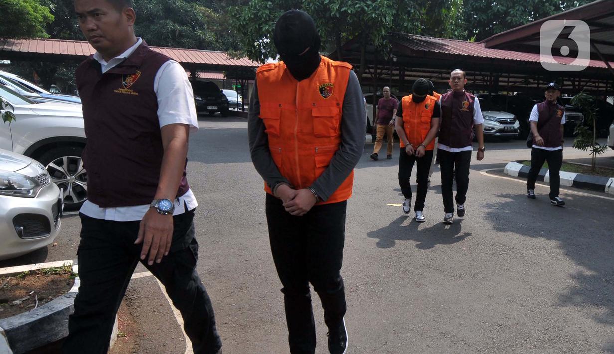 Tujuh tersangka memiliki peran yang berbeda, diantaranya NT dan ATH selaku debitur, WRJ dan HS selaku penadah, FI dan HM selaku perantara (pencari penadah), dan WS selaku eksportir. (merdeka.com/Imam Buhori)