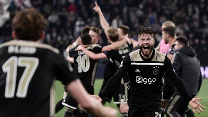 Perayaan kemenangan yang dilakukan pemain Ajax usai memastikan diri lolos ke semifinal pada leg kedua laga perempat final Liga Champions yang berlangsung di Stadon Allianz, Turin, Rabu (17/4). Juventus kalah 1-2 Kontra Ajax. (AFP/Filippo Monteforte)