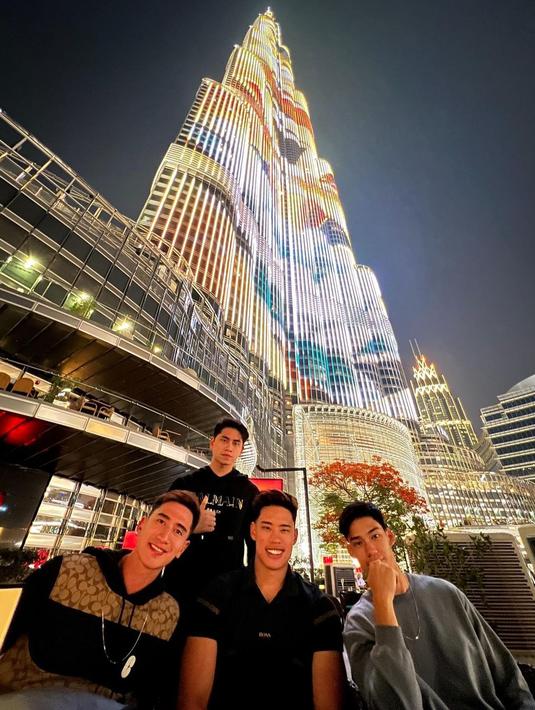 <p>Kakak beradik ini sempat berlibur bersama ke Dubai. Mereka berpose di Burj Khalifa. (Foto: Instagram/ bramastavrl)</p>