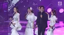 Vokalis Armada hibur penonton pada perayaan HUT Indosiar ke-23 di Jakarta Convention Center (JCC), Kamis (11/1). Grup band Armada dan Bintang Pantura duet membawakan lagu membawakan lagu Pergi Pagi Pulang Pagi. (Liputan6.com/Helmi Fithriansyah)