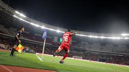 Pemain Timnas Indonesia, Dony Tri Pamungkas melakukan sepak pojok ke arah gawang St Kitts and Nevis dalam laga semifinal FIFA Series 2026 di Stadion Utama Gelora Bung Karno (SUGBK), Senayan, Jakarta, Jumat (27/03/2026). (Bola.com/Abdul Aziz)