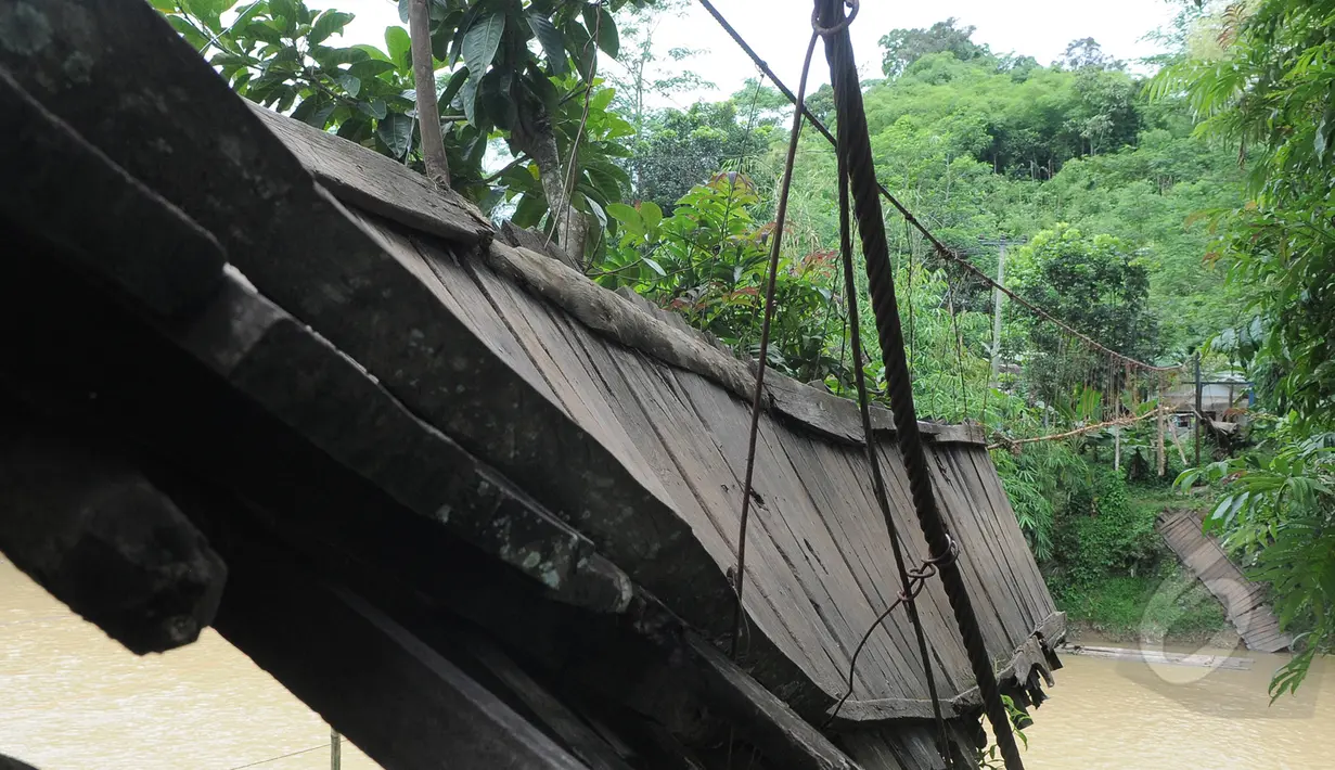 Kondisi jembatan putus di Lebak, Banten, Senin (16/3/2015). Jembatan yang menghubungkan antara Kecamatan Cimarga dan Kecamatan Sajira, Kabupaten Lebak, putus pada Selasa (10/3) lalu. (Liputan6.com/Herman Zakharia)