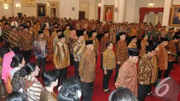 Para Menteri Kabinet Kerja kompak mengenakan batik berwarna dasar coklat saat pelantikan di Istana Negara, Jakarta, Senin (27/10/2014). (Liputan6.com/Herman Zakharia)