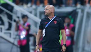Pelatih Bali United, Johnny Jansen dalam laga pekan kelima BRI Super League 2025/2026 melawan Persija Jakarta di Jakarta International Stadium (JIS), Minggu (14/9/2025). (Bola.com/M. Iqbal Ichsan).