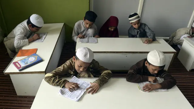 FOTO: Belajar Membaca Alquran Selama Bulan Suci Ramadhan di India