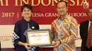 Head of Corporate Communication SCMA, Irnawati W Kahardja, menerima piagam penghargaan dari Direktur Pengembangan PT Bursa Efek Indonesia (BEI) Nicky Hogan dalam acara Top Capital Market 2017 di Jakarta, Jumat (10/11). (Liputan6.com/Immanuel Antonius)