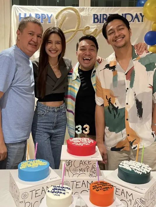 Saat ulang tahun, Deva tampil mengenakan kemeja bermotifnya. Sedangkan Mikha tampil dengan blazer crop top lengan panjang. @ifa_fachir