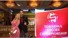 Sudah lebih dari 6 tahun, Otavio Dutra bertualang dalam dunia sepak bola Indonesia. Bek Surabaya United Bhayangkara itu menolak tawaran dari klub negara lain karena mengaku jatuh cinta dengan Indonesia.