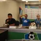 Pelatih Persib Balikpapan Milomir Seslija (dua dari kanan). (Liputan6.com/Dewi Divianta)