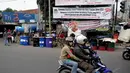 Menjelang hari raya lebaran sejumlah pedagang bedug mulai terlihat ramai dipinggiran Jalan KH Mas Mansyur, Jakarta, Minggu (6/7/14). (Liputan6.com/Faizal Fanani) 