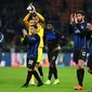 Ekspresi pemain Inter Milan usai alami kekalahan pada leg kedua, babak 16 besar Liga Europa yang berlangsung di Stadion Giuseppe Meazza, Jumat (15/3). Inter Milan kalah 0-1 kontra Eintracht Frankfurt. (AFP/Miguel Medina)