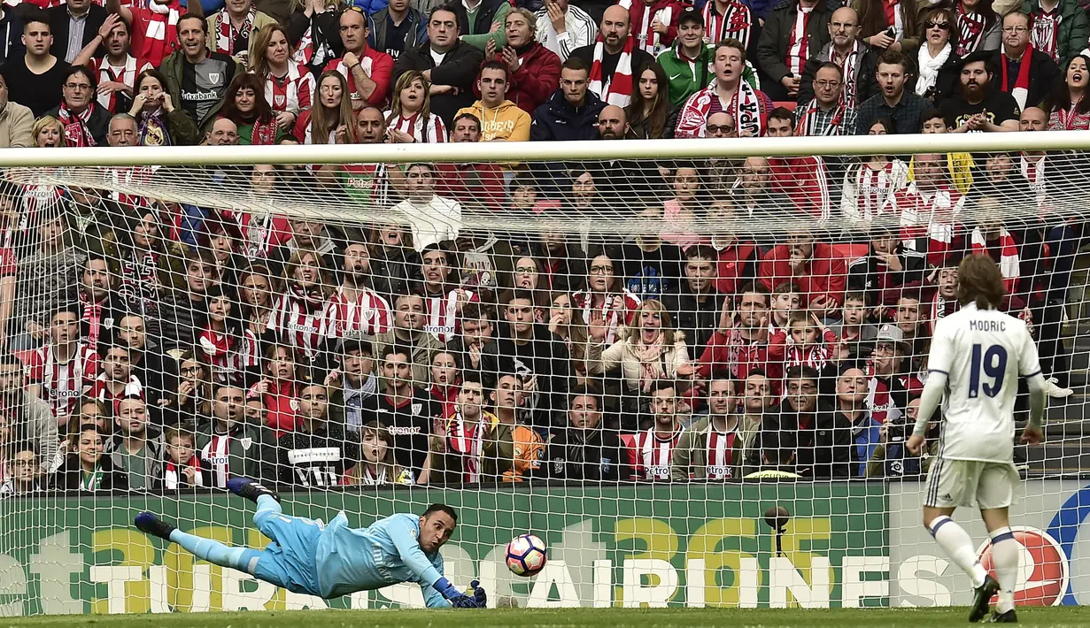Kiper Real Madrid, Keylor Navas, berusaha menghalau bola. Pada laga tersebut Real Madrid memakai skema 4-3-3 sementara Atheletic Bilbao dengan formasi 4-2-3-1. (AP/Alvaro Barrientos)