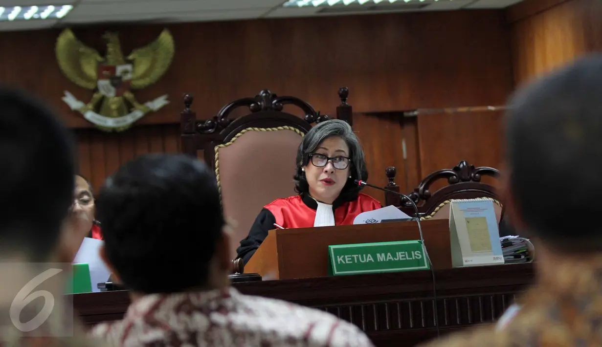 Hakim ketua saat bertanya kepada saksi di sidang lanjutan dengan terdakwa  mantan Kepala Dinas Perhubungan DKI Jakarta, Udar Pristono, Pengadilan Tipikor, Jakarta, Senin (15/6/2015). (Liputan6.com/Helmi Afandi)
