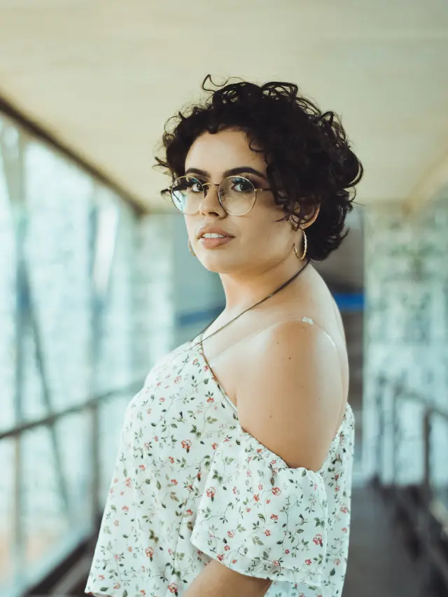 ilustrasi model rambut gaya curly short hair/pexels