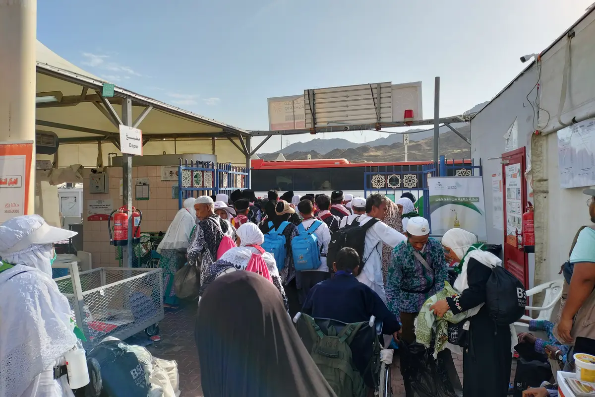 Jemaah haji Indonesia yang mengambil nafar awal mulai diberangkatkan dari tenda-tenda Mina menuju hotel mereka di Makkah. (FOTO: MCH PPIH ARAB SAUDI 2023)