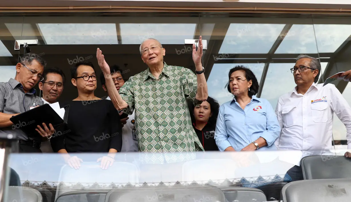 Vice Presiden Olympic Council of Asia (OCA), Wie Jizhong, memberikan komentar tentang kondisi Stadion Utama Gelora Bung Karno, Jakarta, Rabu (13/4/2016). (Bola.com/Nicklas Hanoatubun)