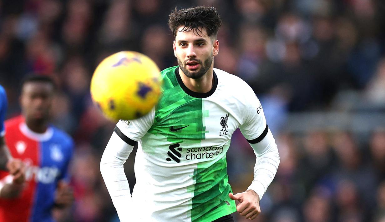 Baru didatangkan dari RB Leipzig, Dominik Szoboszlai langsung nyetel dan menjadi pemain penting di lini tengah Liverpool. Kecepatan tertinggi Szoboszlai yang tercatat adalah 36,76 km/jam. (AFP/Adrian Dennis)