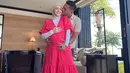 Pasangan yang menikah pada Februari 2021 ini diketahui tengah lakukan babymoon di Bali. Keduanya pun tampak mesra di kehamilan anak kedua. Menjadi ibu hamil anak kedua, Kesha semakin terlihat cantik dan menawan. (Liputan6.com/IG/@kesharatuliu05)