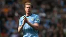 Pemain Manchester City, Kevin De Bruyne merayakan kemenangan timnya atas Leicester dalam laga lanjutan Liga Inggris 2024/2025 di Etihad Stadium, Manchester, Inggris, Sabtu (12/04/2025) waktu setempat. (AFP/Paul Ellis)