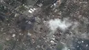 Foto satelit menunjukkan kerusakan parah setelah tornado menerjang pusat Kota Mayfield, Kentucky, Amerika Serikat, 11 Desember 2021. Sebanyak 78 orang tewas setelah serangkaian tornado mengamuk di AS. (Satellite image ©2021 Maxar Technologies via AP)