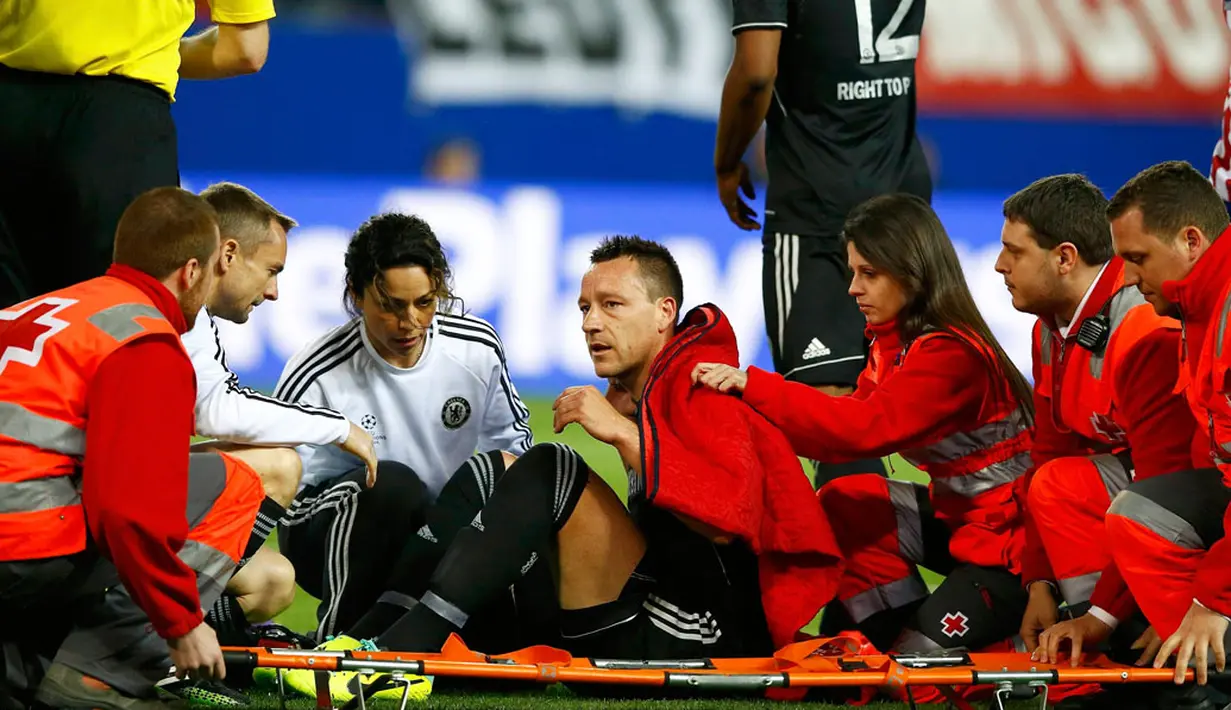 Kapten tim Chelsea, John Terry, harus ditandu keluar lapangan karena mengalami cedera saat berlaga melawan Atl Madrid dalam laga pertama semifinal Liga Champions di stadion Vicente Calderon, Madrid, (23/4/2014). (REUTERS/Darren Staples)