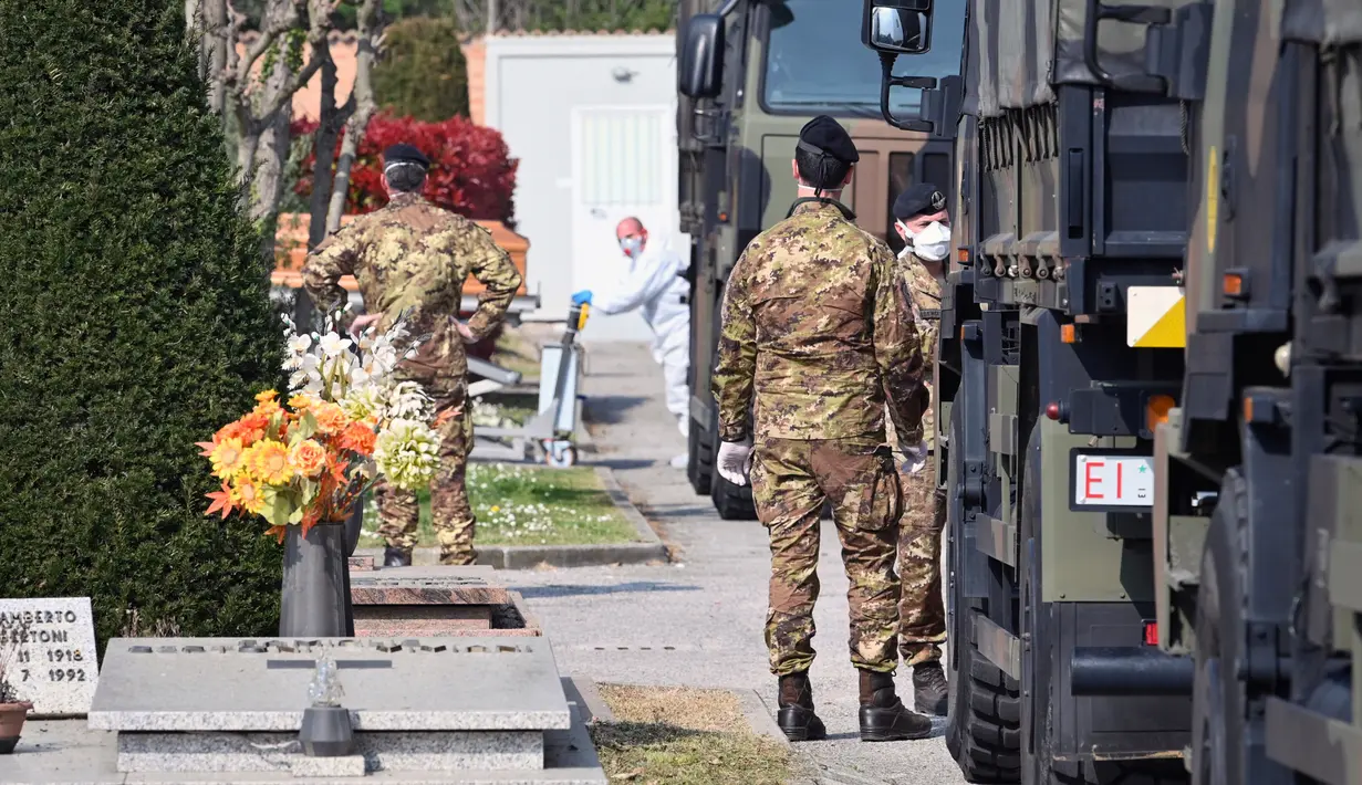 Konvoi truk militer yang membawa peti mati berisi jasad korban virus corona COVID-19 dari Bergamo tiba di Ferrara, Italia, Sabtu (21/3/2020). Jumlah total kasus COVID-19 di Italia naik menjadi 53.578 dari sebelumya 47.021. (Massimo Paolone/LaPresse via AP)