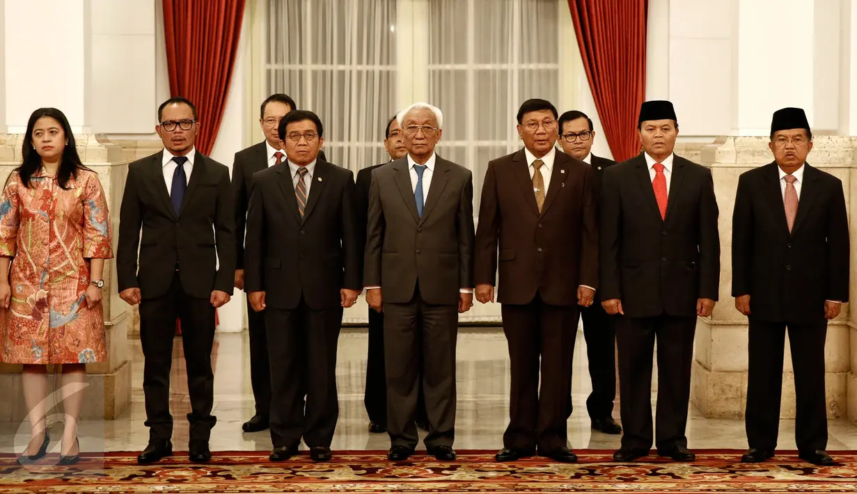 (Ki-ka) Menko PMK Puan Maharani, Menaker Hanif Dhakiri dan Ketua Dewan Komisioner OJK Muliaman Hadad  ketika menghadiri pelantikan Direksi dan Dewan Pengawas BPJS di Istana Negara, Jakarta, Selasa (23/2). (Liputan6.com/Faizal Fanani)