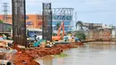 Tiang-tiang pancang yang digunakan sebagai penopang badan jembatan jalan raya Tol Bekasi Cawang dan Kampung Melayu (Becakayu) di tepian Kalimalang, Jakarta, Selasa (19/4). Pembangunan tol Becakayu ditargetkan selesai pada 2017. (Liputan6.com/Yoppy Renato)