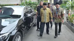 Ketua Umum PBNU KH Said Aqil Siradj setibanya di Gedung KPK, Jakarta, Selasa (11/7). Kedatangan Said Aqil untuk berdiskusi terkait dengan dukungan terhadap upaya pemberantasan korupsi yang dilakukan oleh para penyidik KPK. (Liputan6.com/Helmi Afandi)