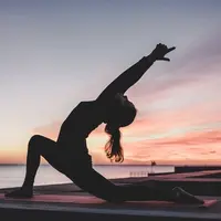 Orang yang bahagia memiliki jadwal olahraga yang teratur, karena tubuh yang bergerak akan melepaskan neurotransmitter yang membuat otak tenang dan mengendalikan impuls. Foto: unsplash.com.