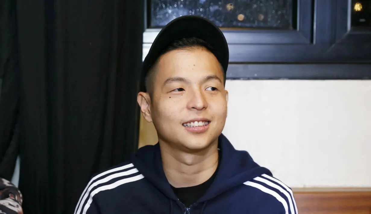 Debut pertamanya sebagai sutradara di film tersebut, pria yang mengawali kariernya di dunia entertainment dari komika itu juga sebagai pemain dan penulis skenario. (Nurwahyunan/Bintang.com)