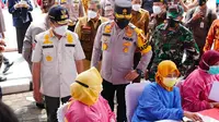 Kapolda Riau Irjen Agung Setya Imam Effendi memantau pemberian vaksin Covid-19 di masjid An Nur Pekanbaru. (Liputan6.com/M Syukur)