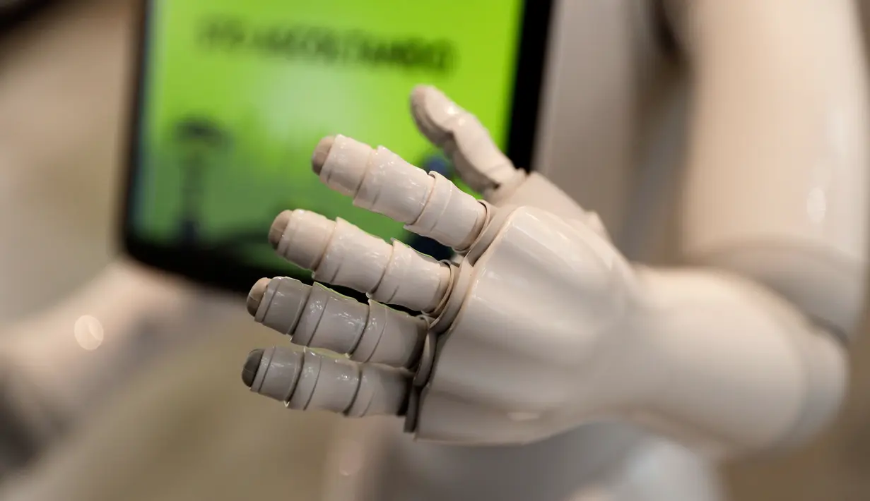 Robot Robby Pepper menyambut tamu restoran di Peschiera del Garda, Italia, Senin (12/3). Robby Pepper dikerahkan untuk membantu meringankan pelayan restoran dengan menjawab pertanyaan dari tamu. (AP Photo/Luca Bruno)