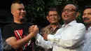 Ketua Tim Penjaringan Calon Gubernur (Cagub) DKI Jakarta dari Partai Gerindra Syarief berjabat tangan dengan Musisi Ahmad Dhani, Jakarta, (17/2). Pertemuan dilakukan sebagai konsolidasi dan penjajakan pencalonan Ahmad Dhani. (Liputan6.com/Johan Tallo)