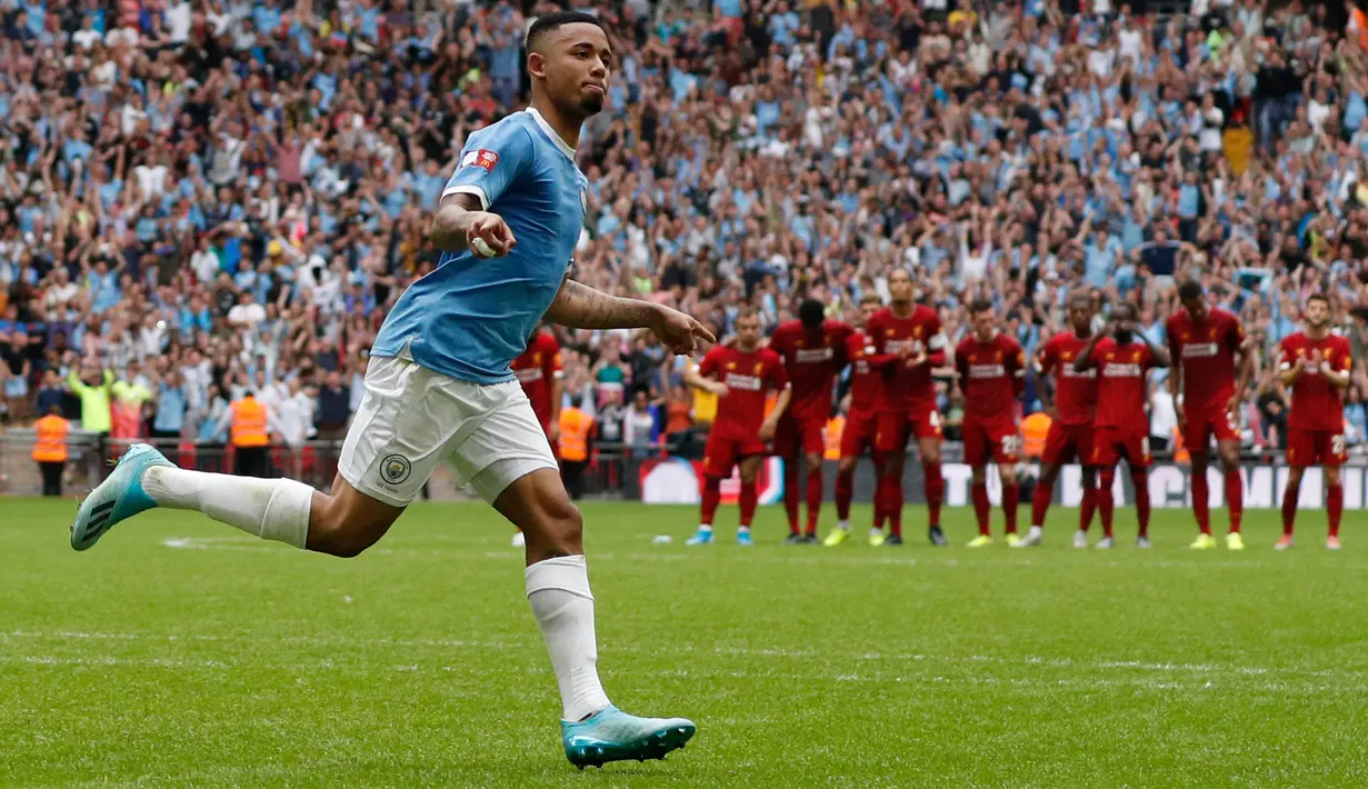 Striker Manchester City, Gabriel Jesus, merayakan gol yang dicetaknya ke gawang Liverpool pada laga Community Shield di Stadion Wembley, London, Minggu (4/8). City menang 1-1 (5-4) atas Liverpool. (AFP/Adrian Dennis)