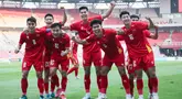 Pemain Timnas Vietnam U-23 merayakan gol ke gawang Filipina pada laga semifinal Piala AFF U-23 2025 di Stadion Utama Gelora Bung Karno (SUGBK) Senayan, Jakarta, Jumat (25/7/2025). (Bola.com/Abdul Aziz)