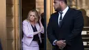 Aktris film dewasa, Stormy Daniels keluar dari Pengadilan Distrik Selatan New York (16/4). Stormy melakukan tuntutan hukum yang menyebut bahwa pengacara pribadi Donald Trump, Cohen mencoba mengintimidasi dirinya. (Drew Angerer/Getty Images/AFP)