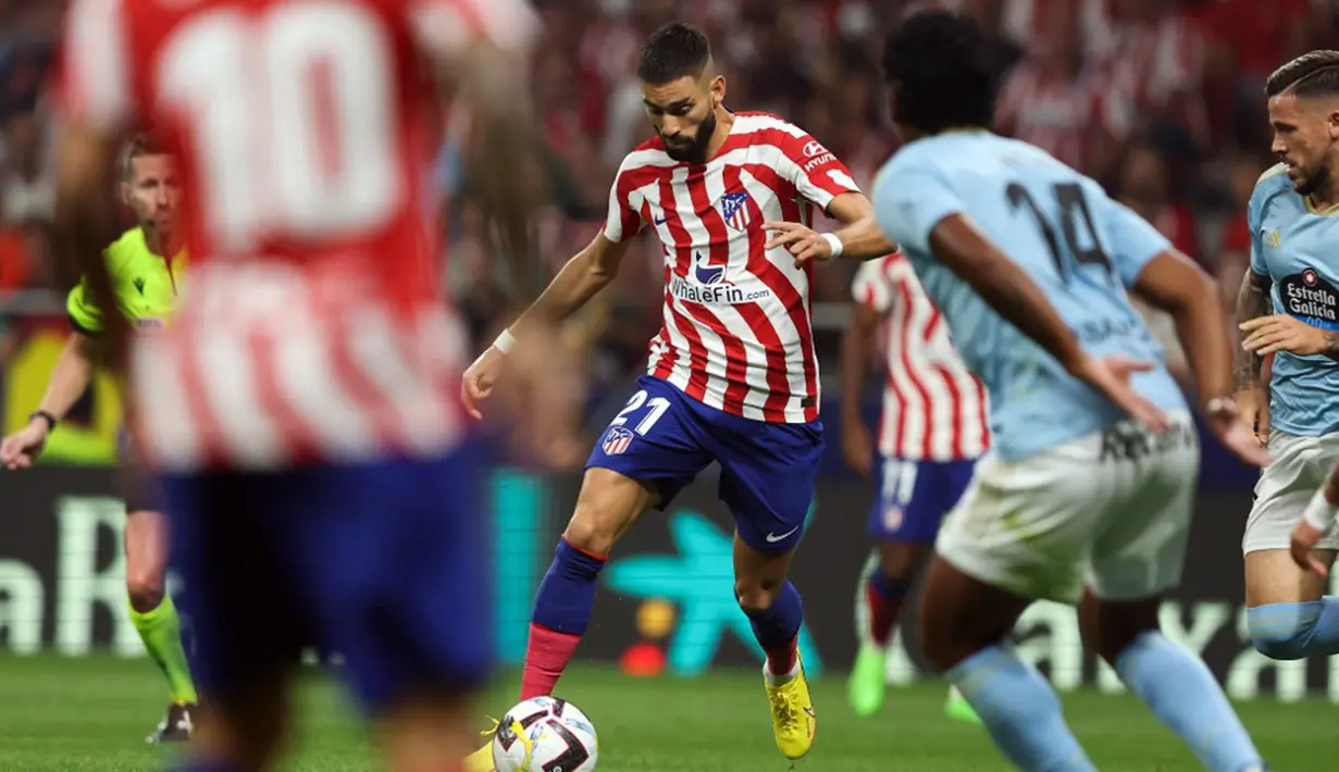 Pemain Atletico Madrid Yannick Ferreira-Carrasco menggiring bola saat melawan Celta Vigo pada pertandingan sepak bola Liga Spanyol di Stadion Wanda Metropolitano, Madrid, Spanyol, 10 September 2022. Atletico Madrid menang 4-1. (Thomas COEX/AFP)
