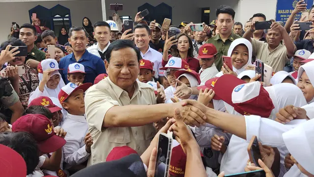 Menhan Prabowo Subianto disambut siswa SD saat mendatangi Desa Suro, Kecamatan Kalibagor, Kabupaten Banyumas, Minggu (29/10/2023).