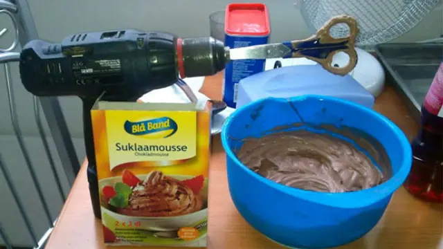Tak perlu menciptakan barang-barang yang rumit, ada juga lho orang-orang yang menciptakan penemuan baru dari benda-benda yang sederhana.