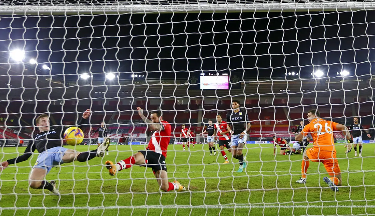 Pemain Southampton Danny Ings (tengah) mencetak gol ke gawang Aston Villa yang kemudian dianulir karena offside pada pertandingan Liga Inggris di Stadion St. Mary, Southampton, Inggris, Sabtu (30/1/2021). Aston Villa menang 1-0. (Michael Steele/Pool via AP)