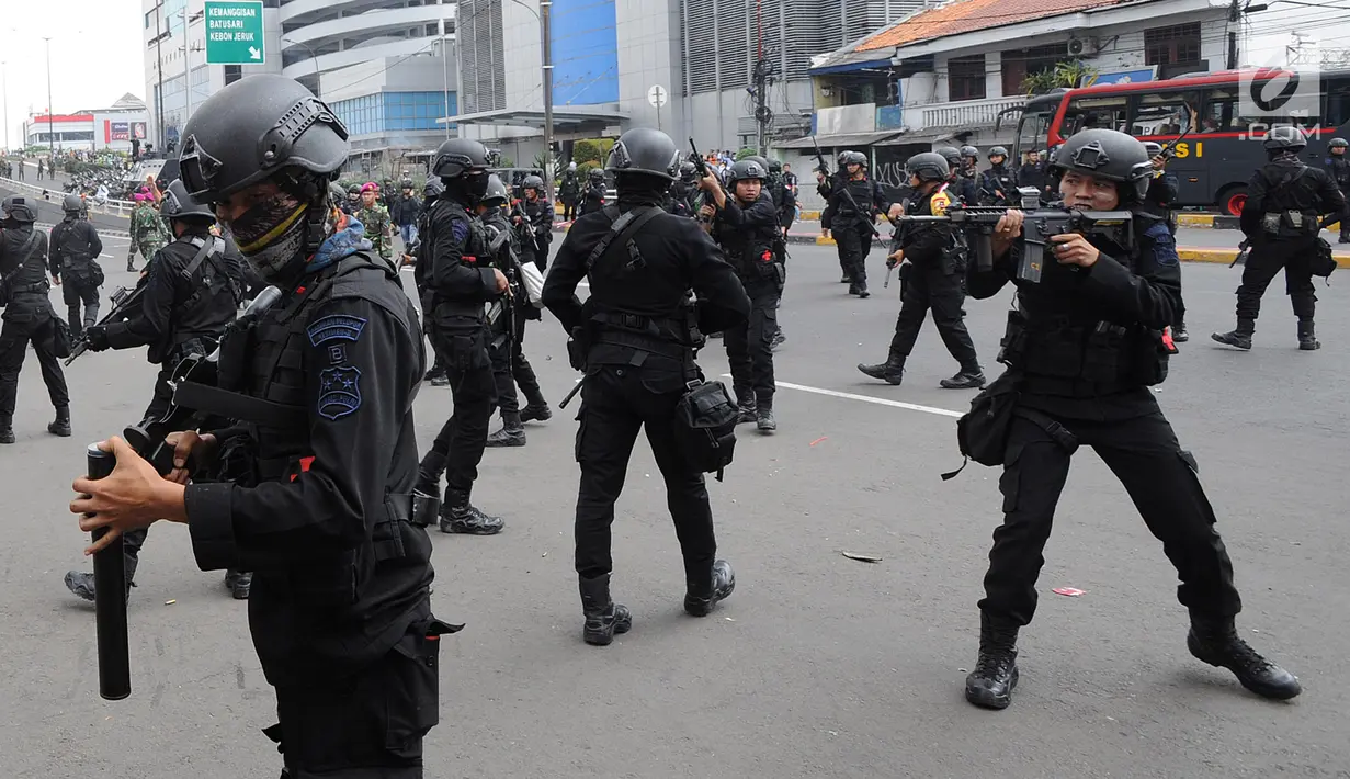 Personel Brimob mengusir massa usai terjadi pembakaran bus milik Brimob Polda Metro Jaya di kawasan Jalan Brigjend Katamso, Slipi, Jakarta, Rabu (22/5/2019). Dua bus milik Brimob Polda Metro Jaya dibakar massa di samping Jembatan Slipi Jaya. (merdeka.com/Arie Basuki)