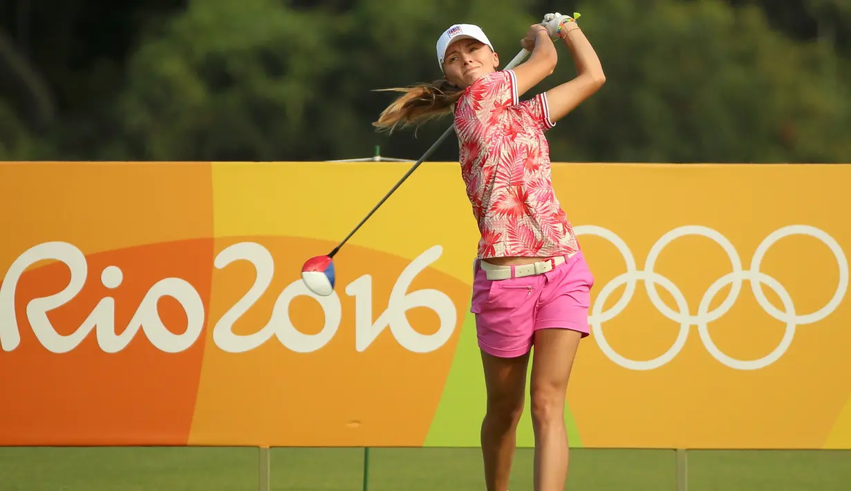 Pegolf asal Rep.Ceko, Klara Spilkova melepaskan pukulan saat bersaing di kompetisi golf wanita putaran kedua di Olimpiade 2016, Rio de Janeiro, Brasil (18/8). (REUTERS/Andrew Boyers)