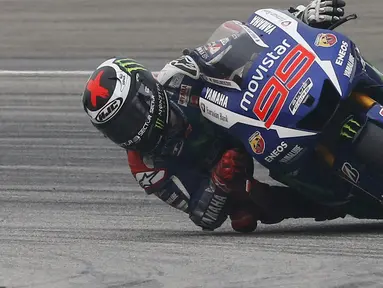 Pembalap Yamaha Jorge Lorenzo beraksi di lintasan balap selama sesi latihan bebas di Sirkuit Internasional Sepang, Malaysia, Sabtu  (24/10/2015). Meskipun sirkuit sedikit berkabut, Lorenzo tetap optimis untuk menang. (REUTERS/Olivia Harris)