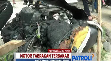 Api yang membakar kedua motor baru bisa dijinakkan setelah polisi dan warga berupaya memadamkannya.